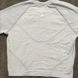 Women’s Lululemon gray crop shirt- size 4